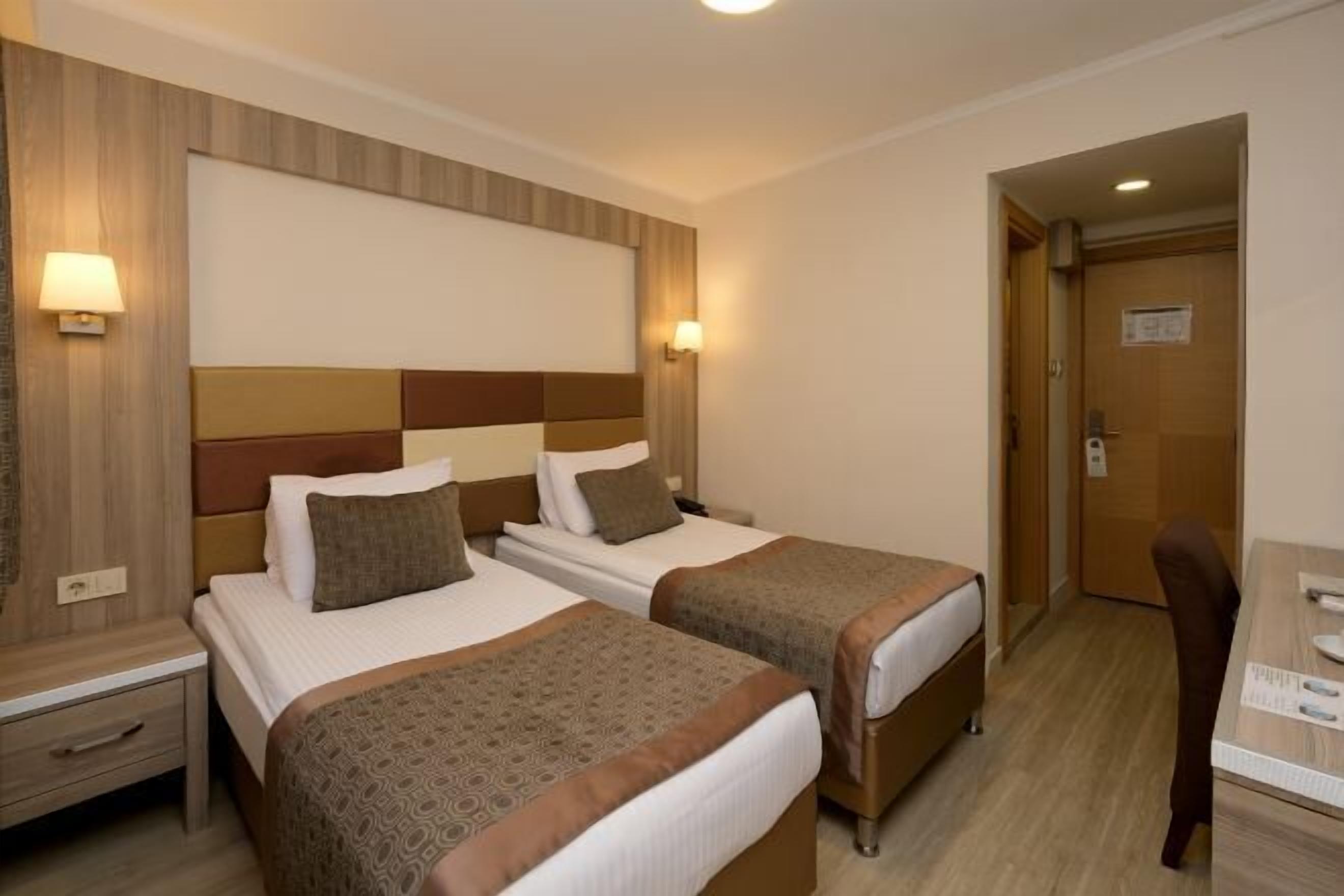 Seprai premium, minibar, brankas, dan meja kerja