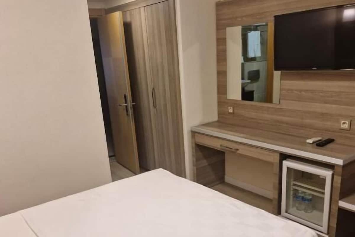 Bộ đồ giường cao cấp, minibar, két bảo mật tại phòng, bàn