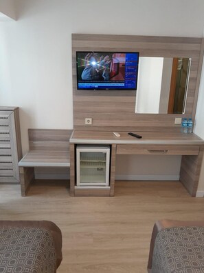 Televisor de pantalla plana de 32 polzades amb canals per cable 
