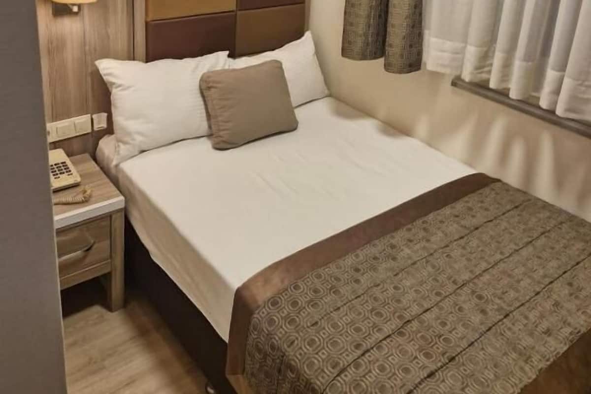 Bộ đồ giường cao cấp, minibar, két bảo mật tại phòng, bàn