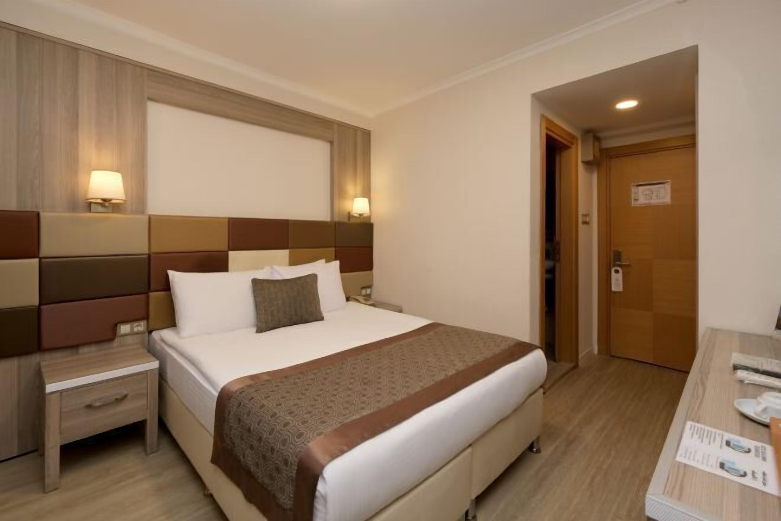 Seprai premium, minibar, brankas, dan meja kerja