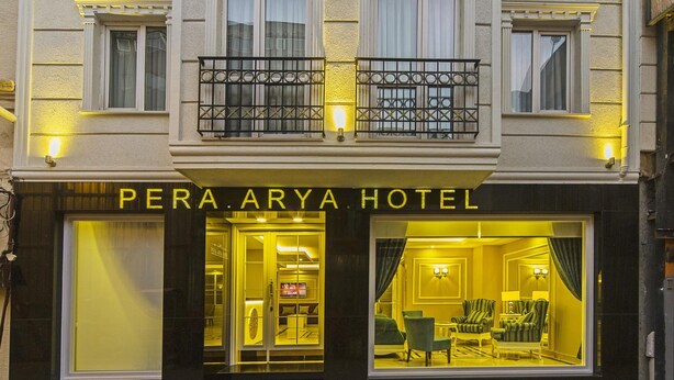 Exterior del Hotel Peraya, con una entrada destacada y un balcón sobre las puertas.