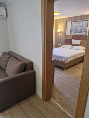 Habitación cuádruple familiar | Ropa de cama de alta calidad, minibar, caja fuerte y escritorio