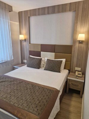 เครื่องนอนระดับพรีเมียม, มินิบาร์, ตู้นิรภัยในห้องพัก, โต๊ะทำงาน