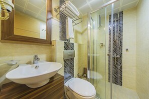Ducha, artículos de higiene personal gratuitos y secador de pelo