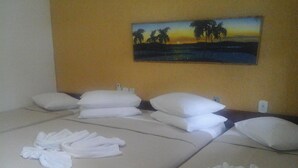 Habitació d'hotel amb dos llits, cadascun amb tovalloles blanques i nínolls ben arrumabats.