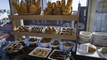 Se sirven desayunos, comidas, cenas y cocina internacional