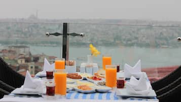 Desayuno buffet (TRY 400 por persona)