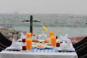 Esmorzar diari d'estil bufet (400 TRY per persona) 