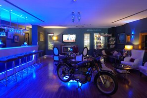 37-inch flat-screen TV with satellite channels, TV - Troya Hotel (Istanbul)