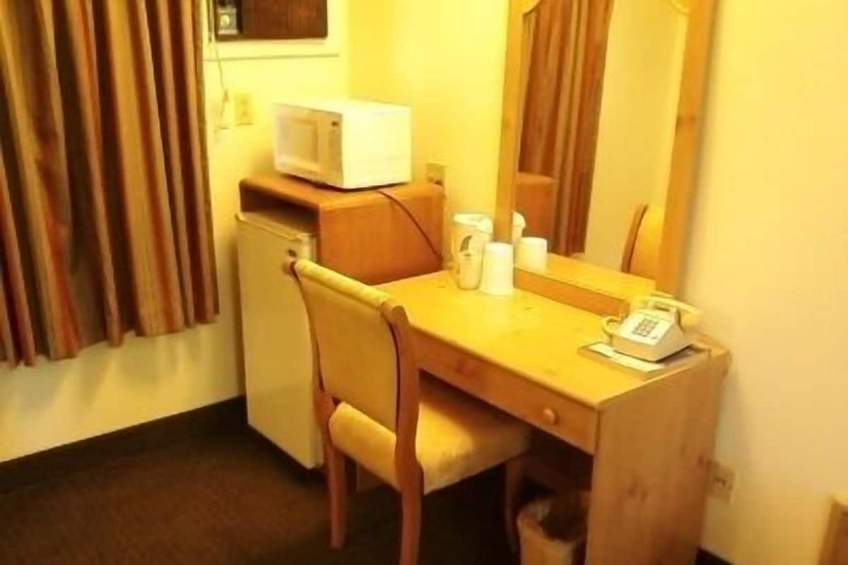 Standard Room, 2 Queen Beds | Room amenity
