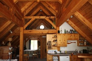 Suite superior, 1 cama de matrimonio, chimenea, vistas al lago (Pine Studio) | Zona de estar