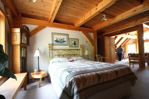 Superior Suite, 1 Queen Bed, Fireplace, Lake View (Pine Studio) - Sunny Rock B&B Haliburton (Minden Hills)