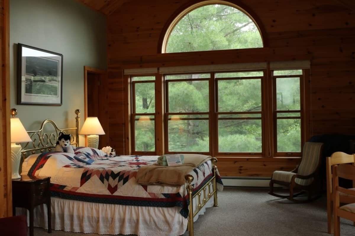 Deluxe Suite, 1 Queen Bed, Fireplace (Falls View/ Woodrush) | Premium bedding, iron/ironing board, bed sheets