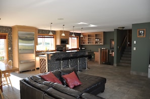 Luxury Chalet, 4 Bedrooms, Kitchen, River View and Mountain View | Living room | Flat-screen TV