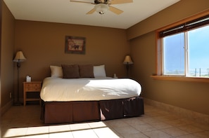 Luxury Chalet, 4 Bedrooms, Kitchen, River View and Mountain View | Área de sala de estar | Televisión de pantalla plana