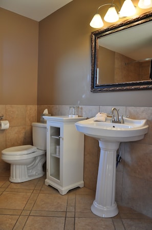 Luxury Chalet, 4 Bedrooms, Kitchen, River View and Mountain View | Baño | Tina con regadera, amenidades de baño gratuitas, toallas