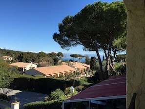 Quarto conforto, sacada, vista parcial para o mar | Vista do quarto