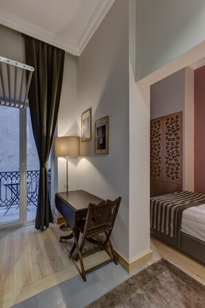 In-room safe, individually decorated, individually furnished, desk - No11 Hotel & Apartments (Istanbul)