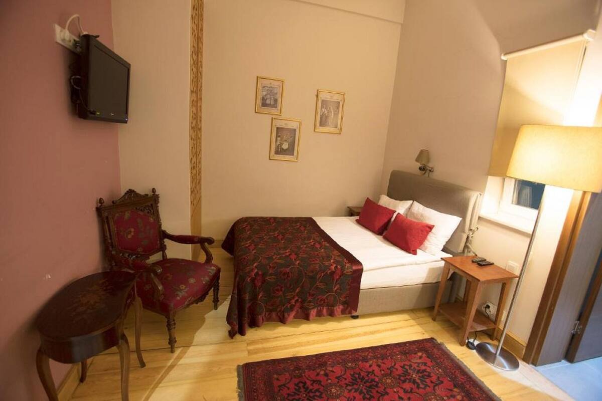 Basic Room, Non Smoking, No Windows | In-room safe, desk, blackout drapes, soundproofing