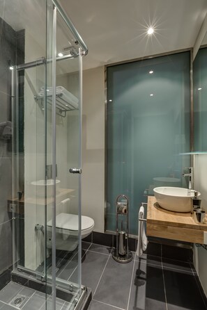 Bruser, miljøvenlige toiletartikler, hårtørrer, håndklæder