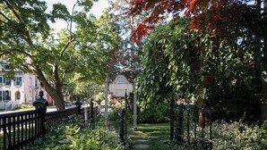 Een tuinpad dat leidt naar een bord met Rosemount Inn & Brewhouse erop.