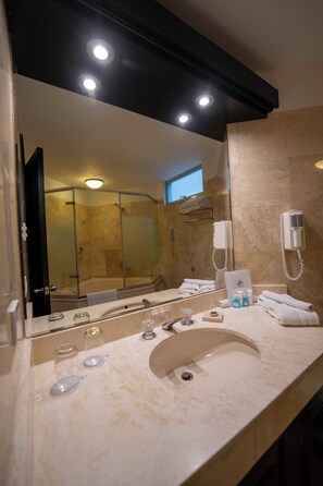 シャワー、バスアメニティ (無料)、タオル