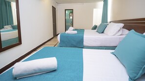 Triple Room | Bed sheets - Hotel Portobelo Convention Center (San Andrés)