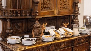 A buffet setup with various food items and a sign indicating gluten-free options. - Jose Antonio Cusco Hotel (Cusco)