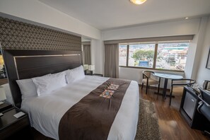 双人房 | 迷你吧、客房内保险箱、办公桌、隔音