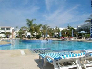 Una piscina al aire libre