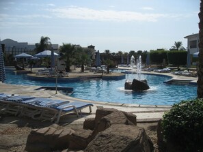 Una piscina al aire libre