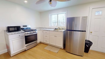 Tabla de planchar con plancha, wifi gratis y ropa de cama