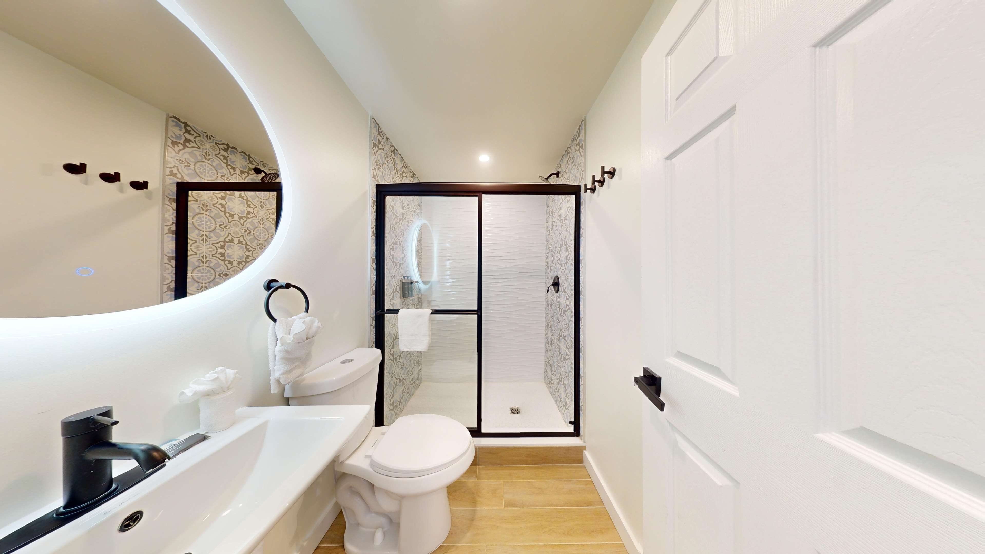 Combined shower/bathtub, free toiletries, towels