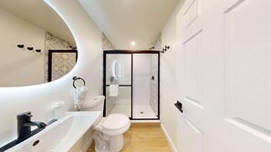 Ensemble douche/baignoire, articles de toilette gratuits