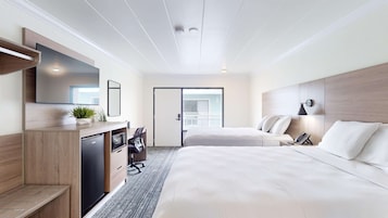 Tabla de planchar con plancha, wifi gratis y ropa de cama