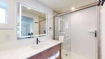 Combined shower/tub, free toiletries, towels