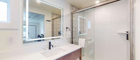 Combined shower/tub, free toiletries, towels