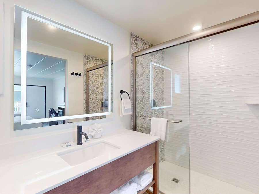 Bañera con ducha, artículos de tocador gratuitos, toallas