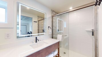 Bañera con ducha, artículos de tocador gratuitos, toallas