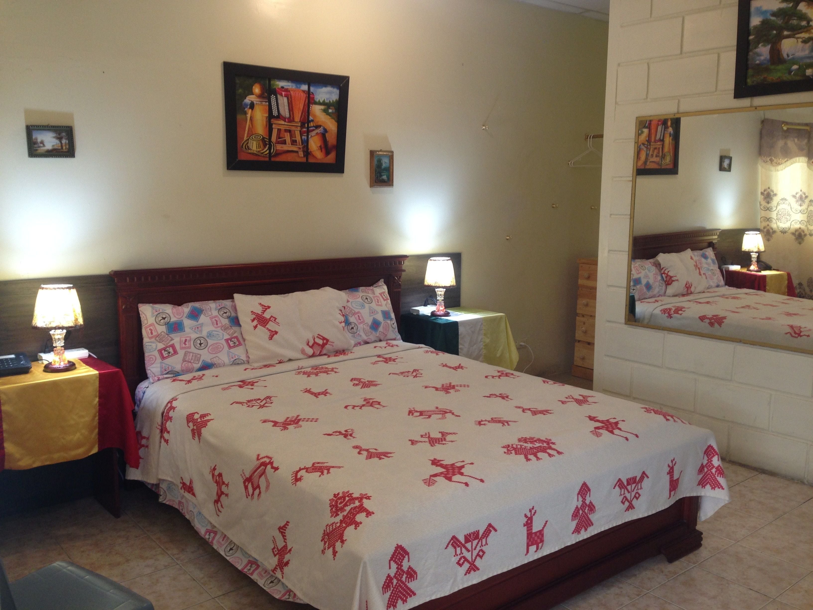 Minibar, muebles diferentes, escritorio y camas plegables/adicionales 