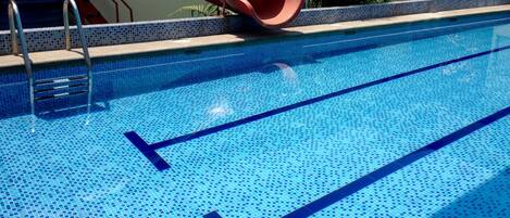 Piscine extérieure, chaises longues