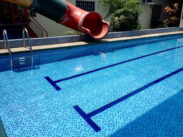 Piscina externa, espreguiçadeiras