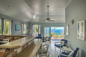 Villa 4 Bedrooms Ocean View with Kitchen | Área de sala de estar | Televisión de pantalla plana, tenis de mesa y libros 