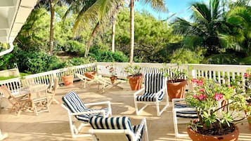 Villa 4 Bedrooms Ocean View with Kitchen | Hiên
