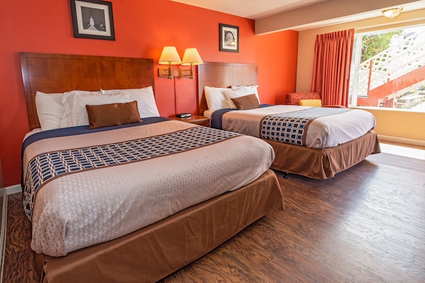Habitación estándar, 2 camas Queen size | Cortinas blackout, wifi gratis y ropa de cama 