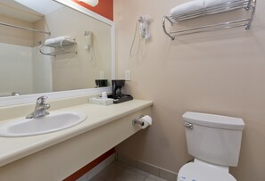 1 King with a View | Bathroom | Combined shower/tub, towels - Flagstone Motel (Port Angeles)