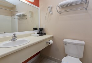 Bañera con ducha, toallas