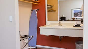 Habitación, vistas a la montaña (King and Twin bed) | Lavabo del cuarto de baño