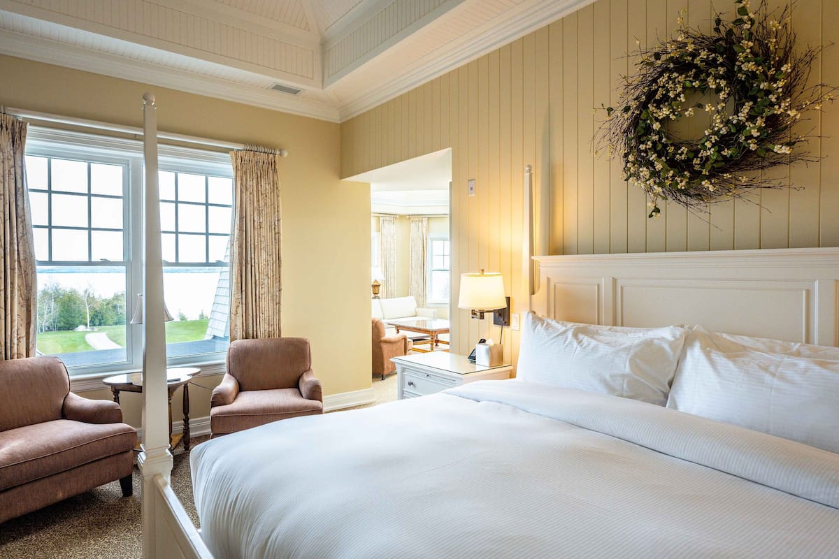 Panoramic Suite, 1 King Bed with Sofa bed, Lake View